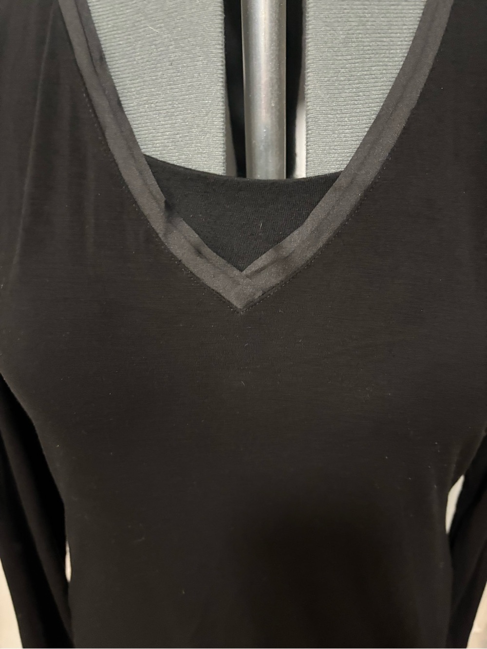 Women’s White House Black Market Black V-Neck Long Sleeve Top